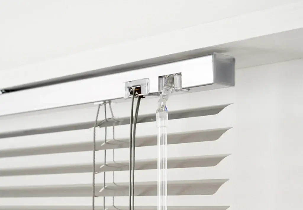 Venetian blinds installation